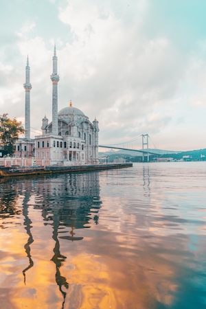 Вид на Босфорский мост и мечеть Буюк Меджидие