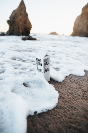 морская пена, песок и скалы, креативная съемка белой картонной коробки с водой 