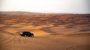 Ралли, черная машина в пустыне 