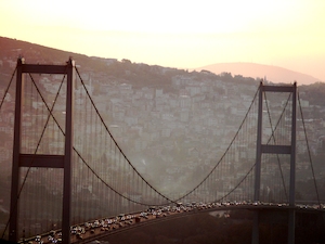 Пиковое движение по мосту через Босфор