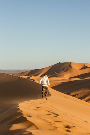 Мерзуга, пустыня Сахара (Марокко), песчаная дюна, пески в пустыне, пейзаж в пустыне, человек идет по песку 