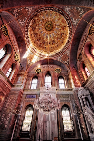 коричневый внутренний купол мечети османской эпохи