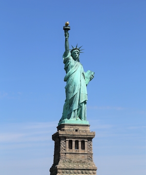 Статуя Свободы на фоне неба 