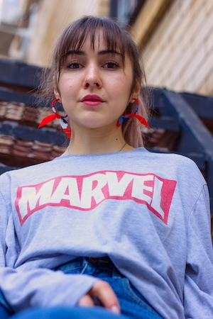 фотосессия в стиле героев Марвел, девушка в толстовке с надписью Марвел 