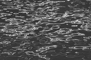 морская поверхность с бликами света, рябь на воде, монохромная фотография 