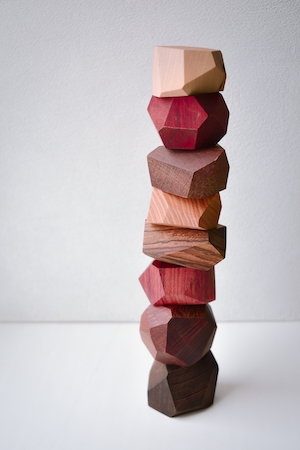 геометрические предметы, столб из разноцветного дерева