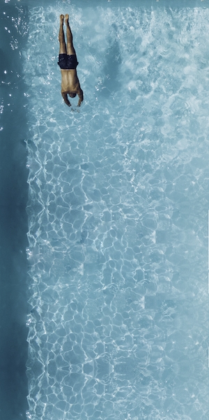 текстура поверхности воды, блики солнечного света, человек ныряет в бассейн, фото сверху 