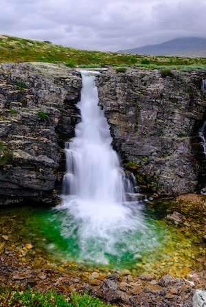 Водопад в Норвегии, водопад, отвесные скалы, бирюзовый водный бассейн