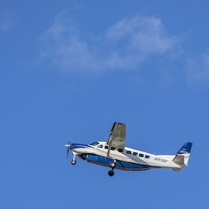 Cessna Grand Caravan взлетает. Самолет в небе, полет самолета