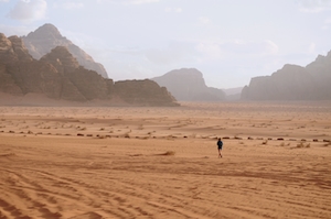 песчаные дюны, барханы, каньон: силуэт человека 