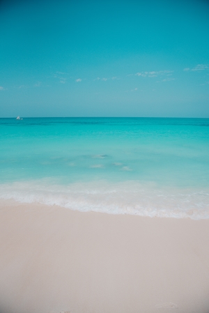 пляж, песок, голубая вода, фото сверху 