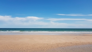 песчаный пляж, море, небо 