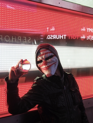 человек в маске со стеклянным шаром в руке на фоне красного баннера, в стиле Марвел 