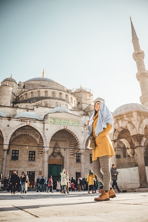 Девушка фотографируется у голубой мечети 