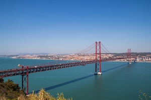 Панорама моста в Лиссабоне 