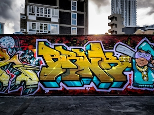 граффити на стене городского здания 