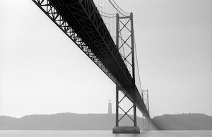 мост в Лиссабоне, черно-белый снимок 