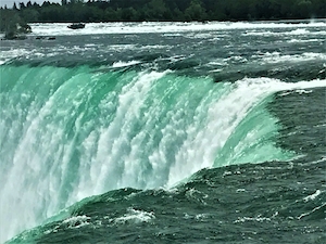 Водопад Ниагра из Канады, изумрудная вода 
