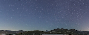 Звезды ночного неба с длительной экспозицией, сияющие в Колорадо