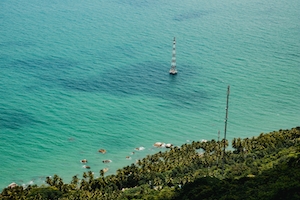 фото бирюзового моря сверху с побережьем, лодка в море 