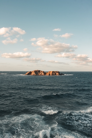 огромная скала с видом на море