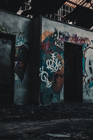граффити на бетонной стене в заброшенном здании 