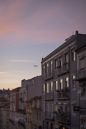 Лиссабон, вечернее небо и самолет 