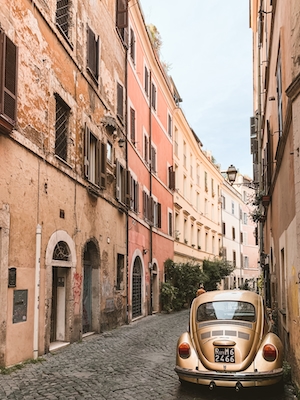 Улица Рима со старинной машиной