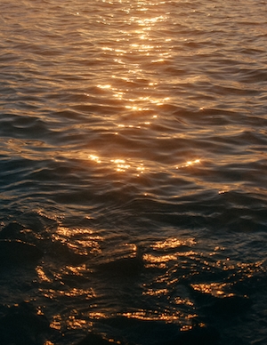 текстура поверхности воды, блики солнечного света 