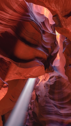 свет в красных скалах каньона, небо сквозь красные стены каньона 
