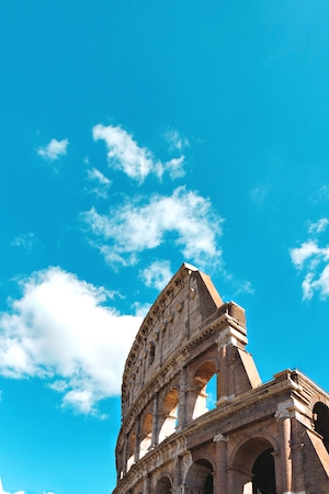 Угол римского колизея на фоне голубого неба, вид снизу