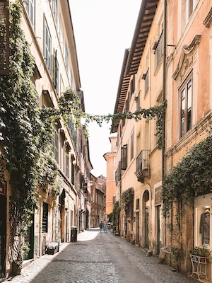 Узкая улица Рима 