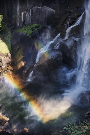 водопад, радуга, большие скалы и камни 