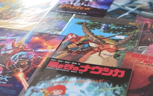 Коллекция маленьких постеров японских фильмов из крошечного магазина сувениров из фильмов, спрятанного глубоко в лабиринте торгового центра Nakano Broadway в Токио, Япония. 