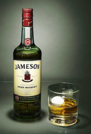 Фото товара Jameson, виски в стакане со льдом