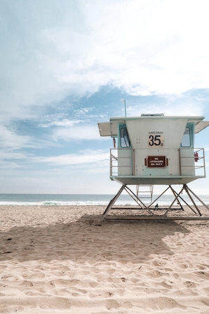 спасательная будка на пляже, море и песок 