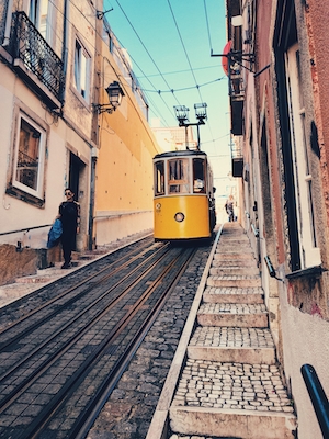 Желтый трамвай на улице, Лиссабон