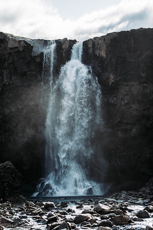 Водопад Муди в Исландии, большой водопад, высокая отвесная скала 