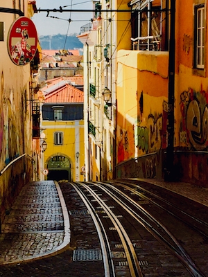 Трамвайные пути на Лиссабонской улице