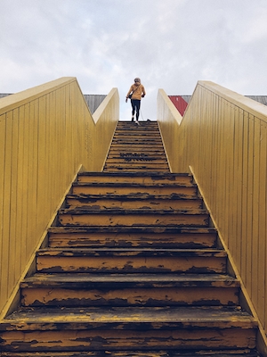 Подъем наверх по желтой лестнице в Роттердаме
