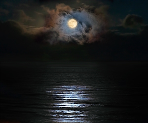 Луна над Тихим океаном, полная луна на темном небе, лунная дорожка 
