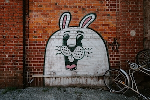 граффити кролик на кирпичной стене 