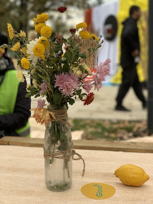 цветы в стеклянной вазе и лимон 
