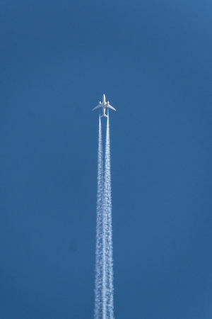 Одинокий самолет в небе
