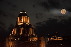 Здания Филадельфии, полная луна над городом, луна над зданиями ночью 