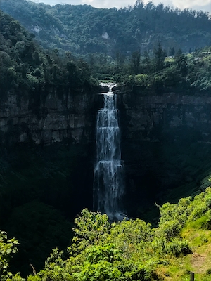 большой водопад, высокая отвесная скала 
