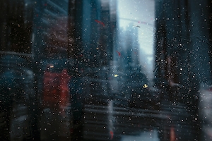 дождь в городе через окно 