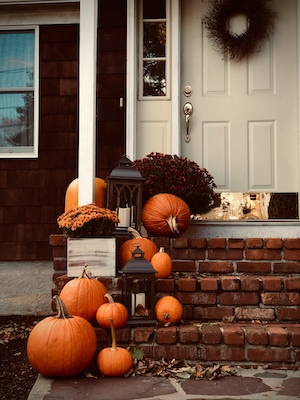 Крыльцо на Хэллоуин, украшенное тыквами. Род-Айленд, США