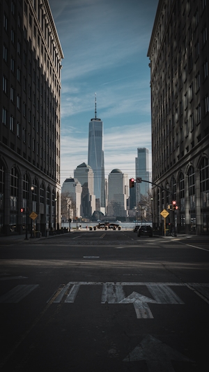 вид на небоскребы Нью-Йорка днем сквозь улицу 