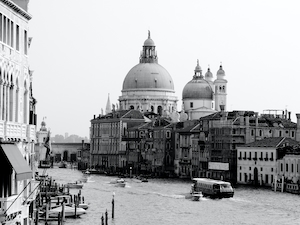 обзор в Венеции, черно-белый кадр 